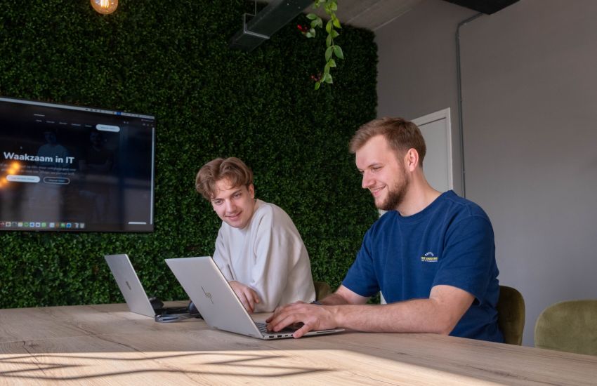 yannick-en-leander-samenwerken-zittend-2-ict-bedrijf-in-barneveld